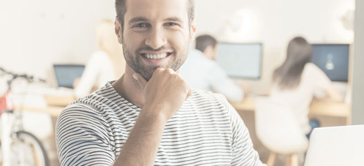 chico sonriente mirando a cámara