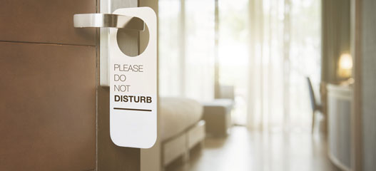 Cartel de no molestar en una puerta