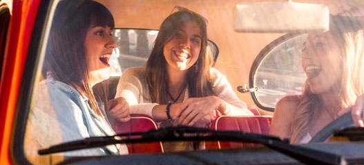 tres chicas jóvenes pasandoselo bien en el coche