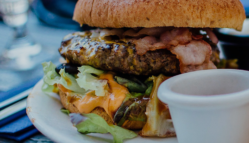 Menú de hamburguesa con patatas