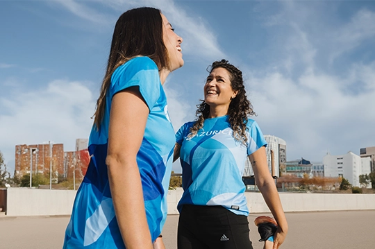 Dos corredoras calentando
