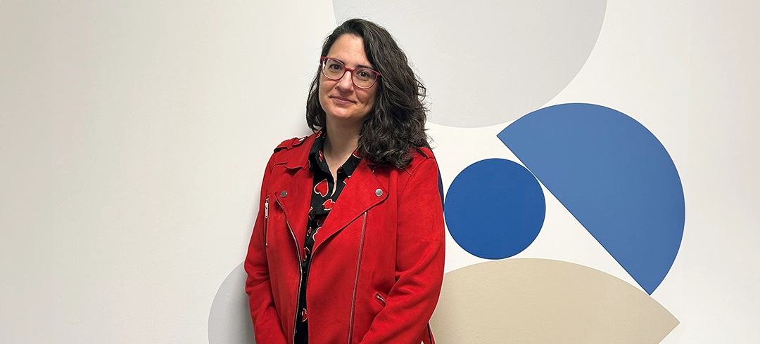 Eli Hernández posando con el logo de Zurich