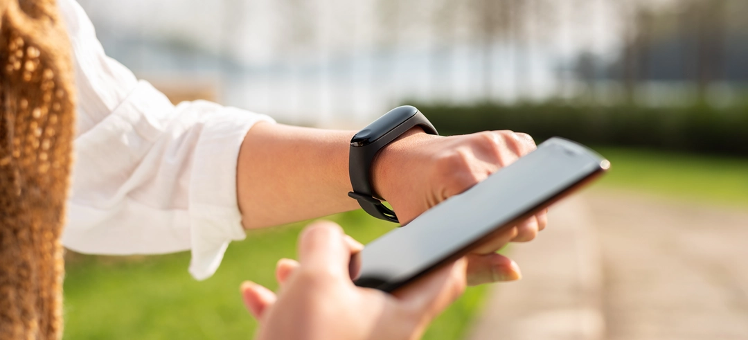 Persona conectando su smartphone a su fitbit