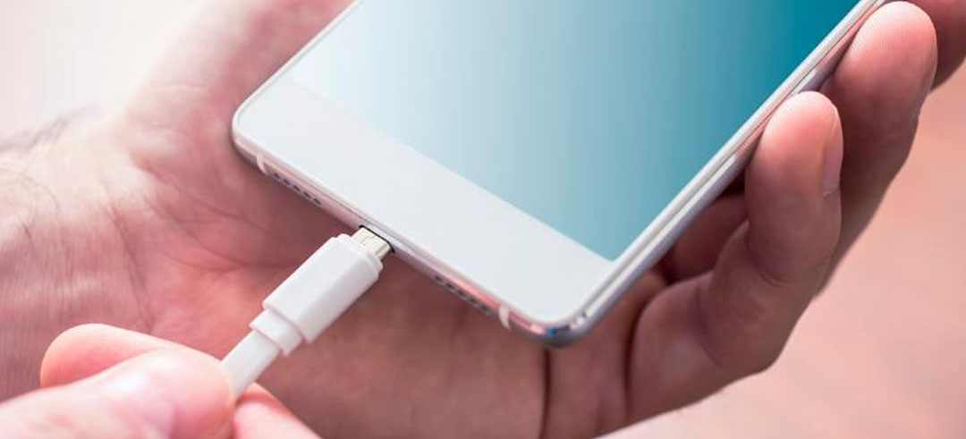 Persona cargando su smartphone