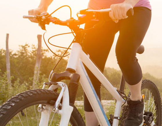 Mujer dando un paseo en bicicleta por la montaña