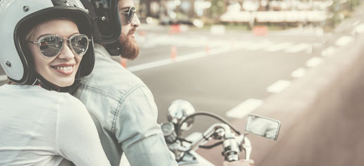 pareja en moto circulando por la carretera