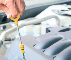 Mantenimiento de coche en taller mecánico