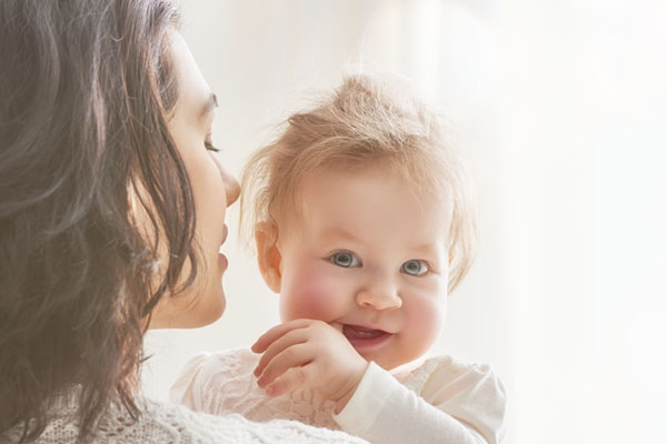 madre con bebé en brazos