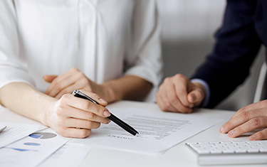 Dos personas revisando documentos comerciales