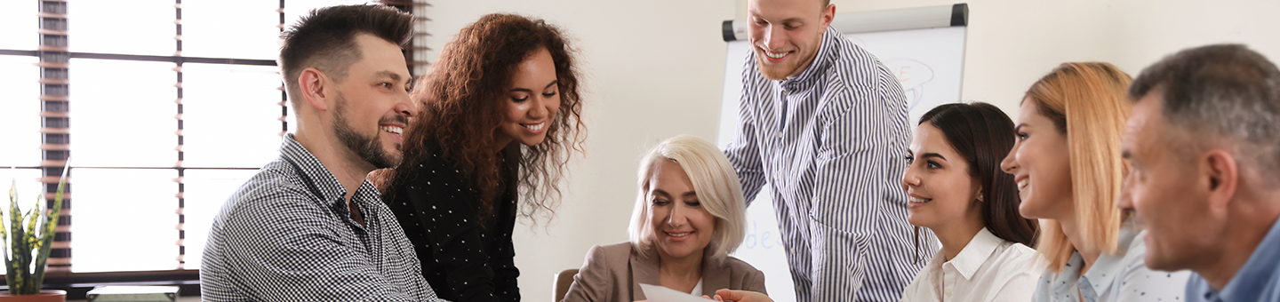 Grupo de trabajadores en medio de una reunión en su oficina